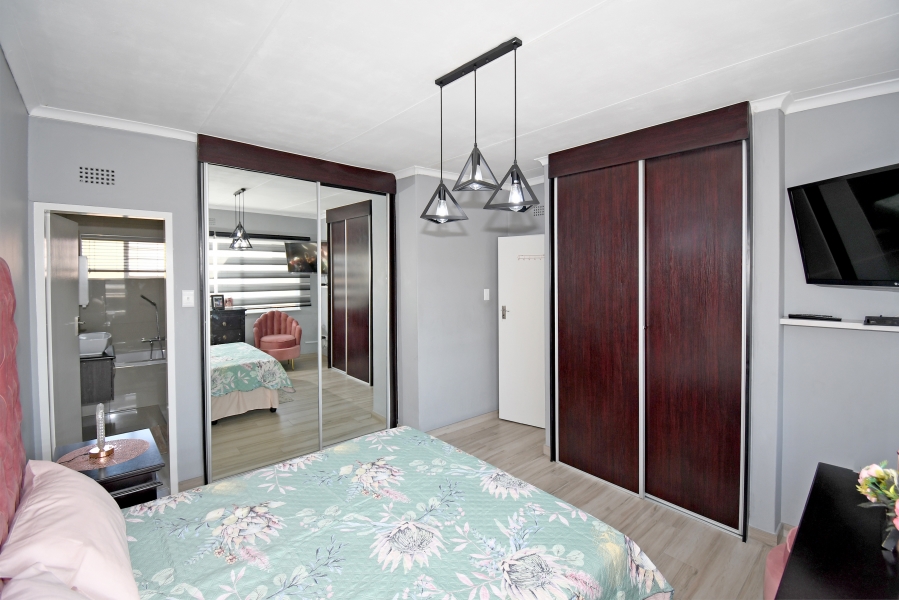 4 Bedroom Property for Sale in Corlett Gardens Gauteng