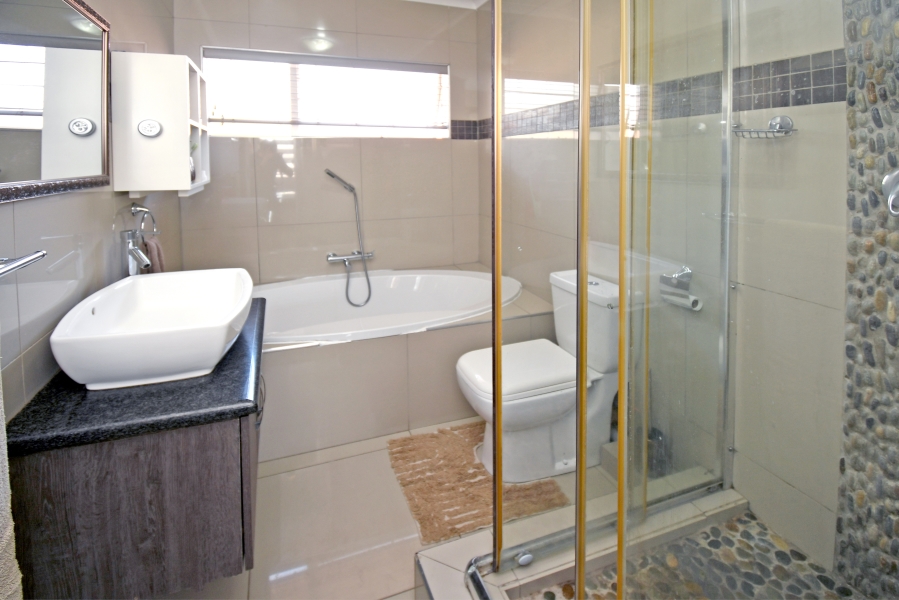 4 Bedroom Property for Sale in Corlett Gardens Gauteng