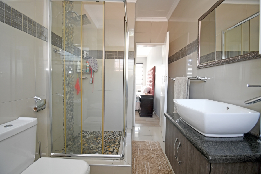 4 Bedroom Property for Sale in Corlett Gardens Gauteng