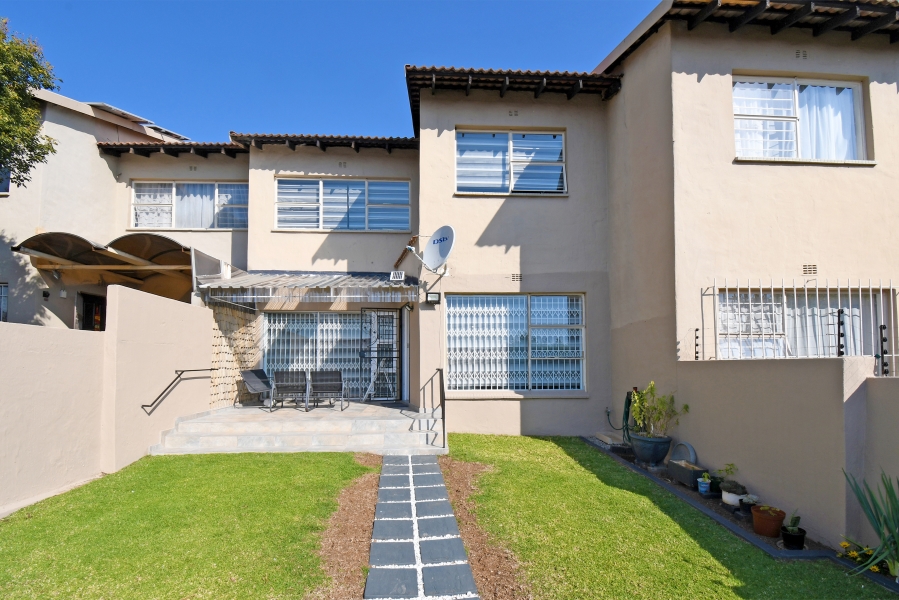 4 Bedroom Property for Sale in Corlett Gardens Gauteng