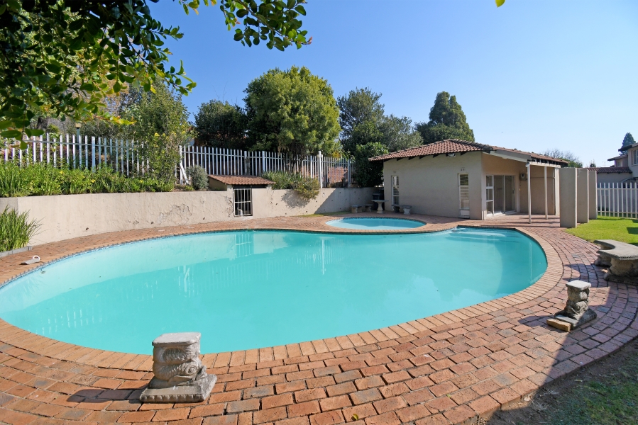 4 Bedroom Property for Sale in Corlett Gardens Gauteng