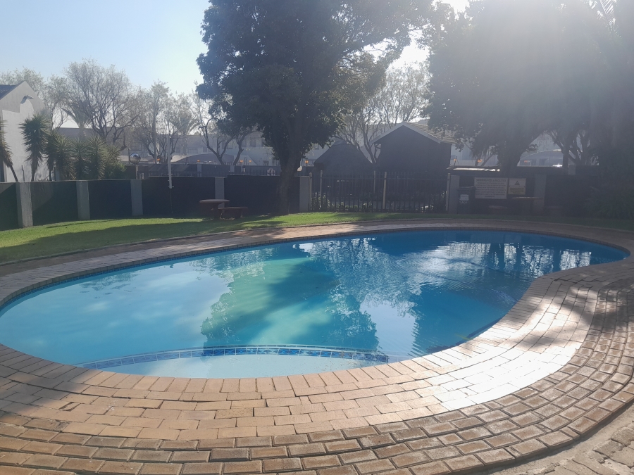 To Let 2 Bedroom Property for Rent in Verwoerdpark Gauteng