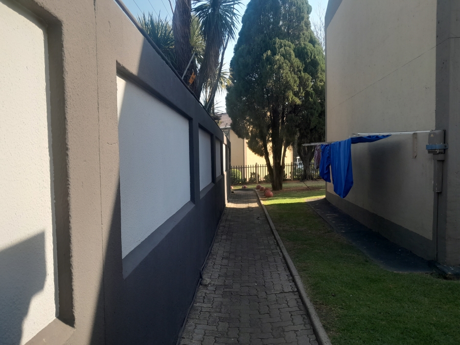 To Let 2 Bedroom Property for Rent in Verwoerdpark Gauteng