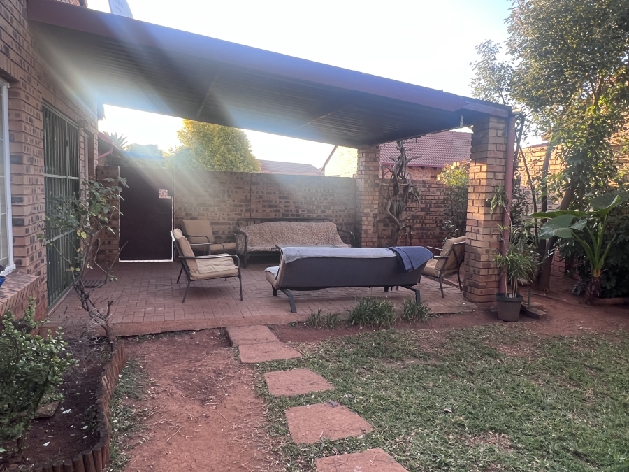 2 Bedroom Property for Sale in Faerie Glen Gauteng