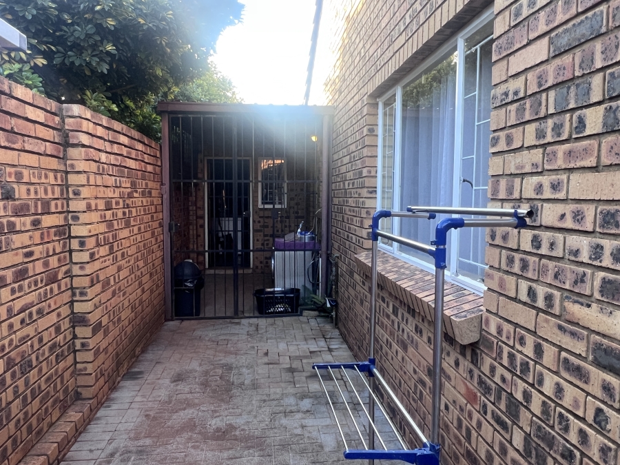2 Bedroom Property for Sale in Faerie Glen Gauteng