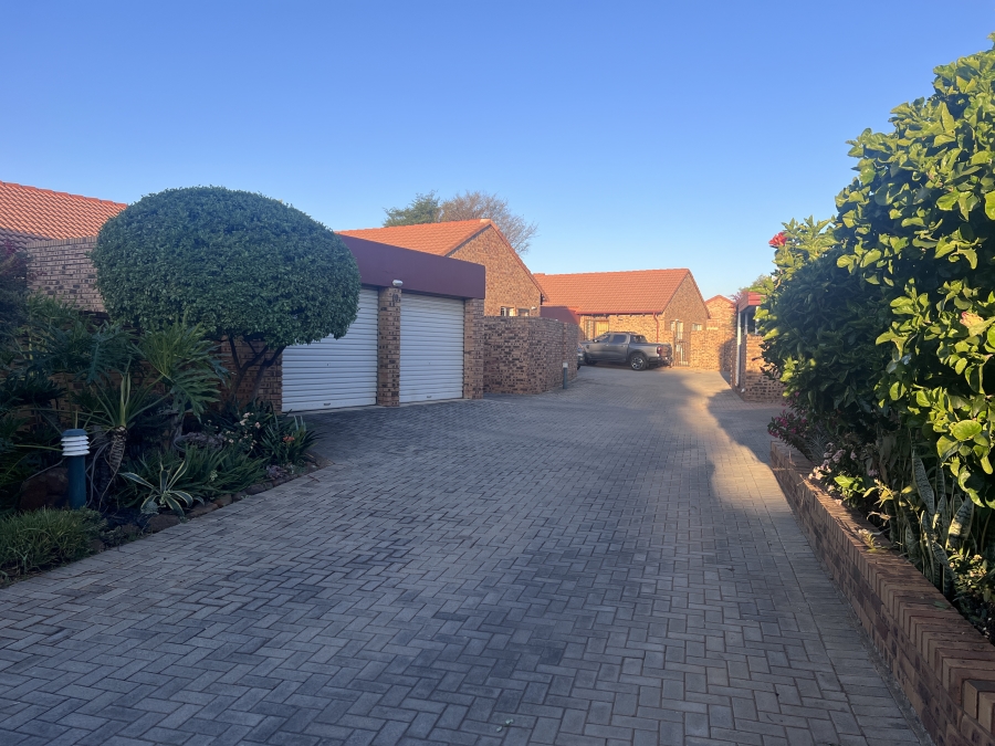 2 Bedroom Property for Sale in Faerie Glen Gauteng