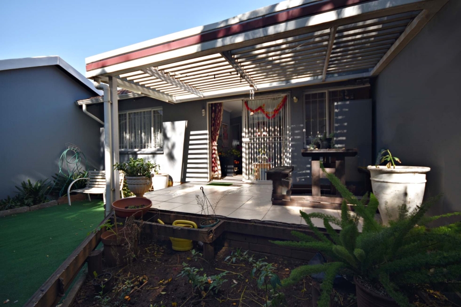 2 Bedroom Property for Sale in Sonneglans Gauteng