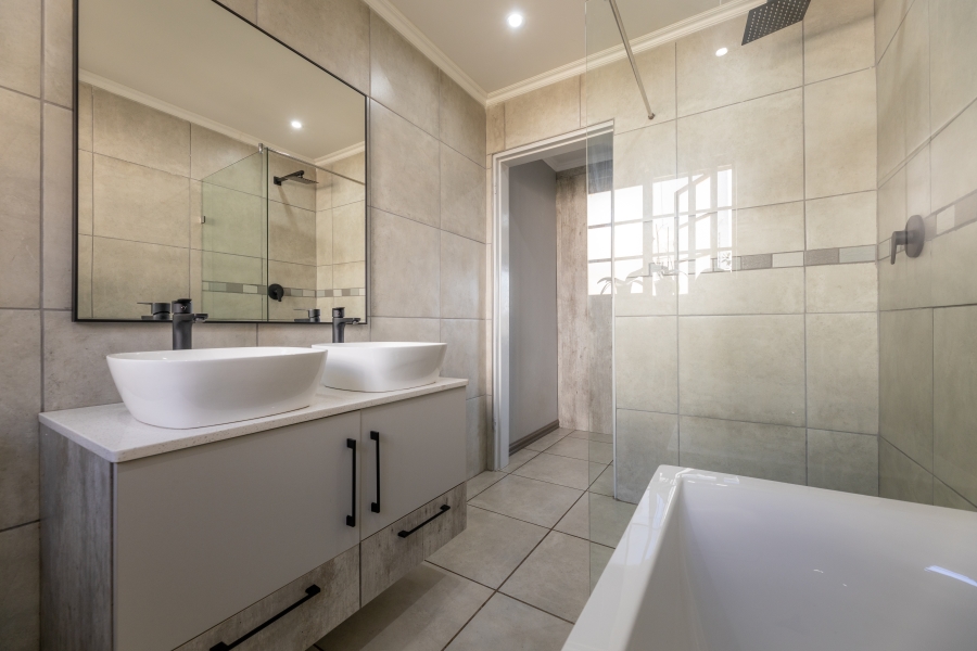 3 Bedroom Property for Sale in Lonehill Gauteng