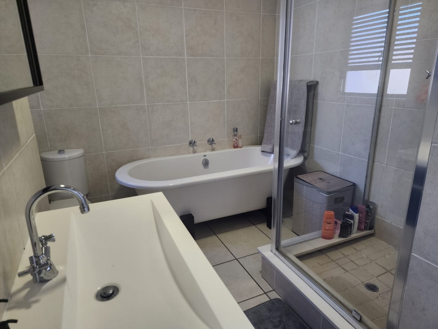 2 Bedroom Property for Sale in Greenstone Hill Gauteng