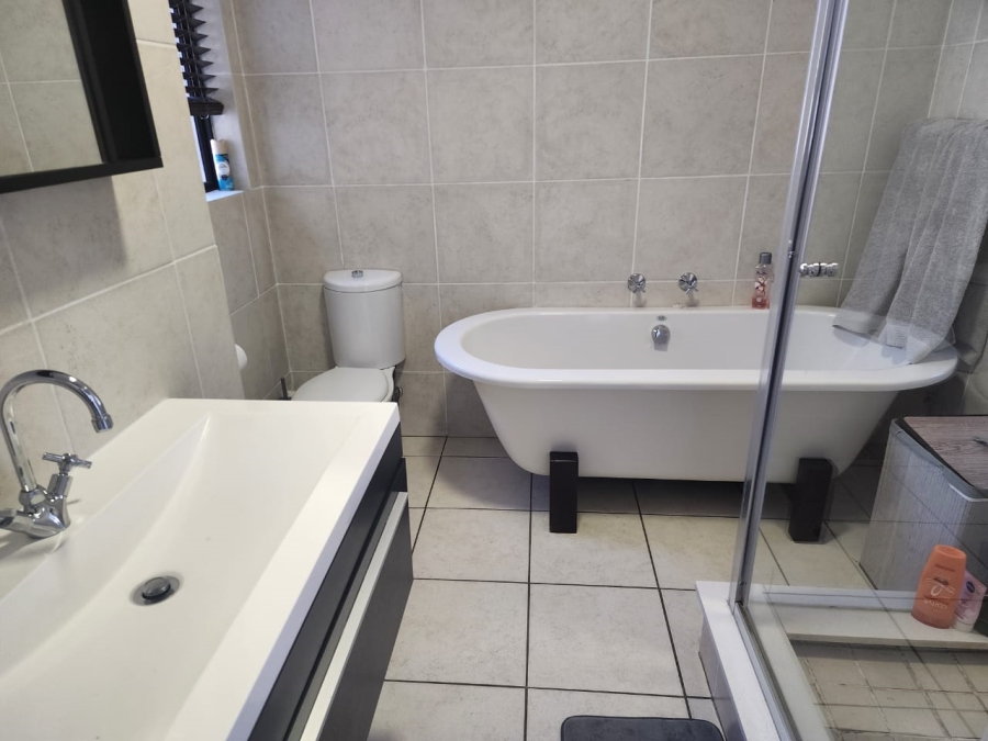 2 Bedroom Property for Sale in Greenstone Hill Gauteng
