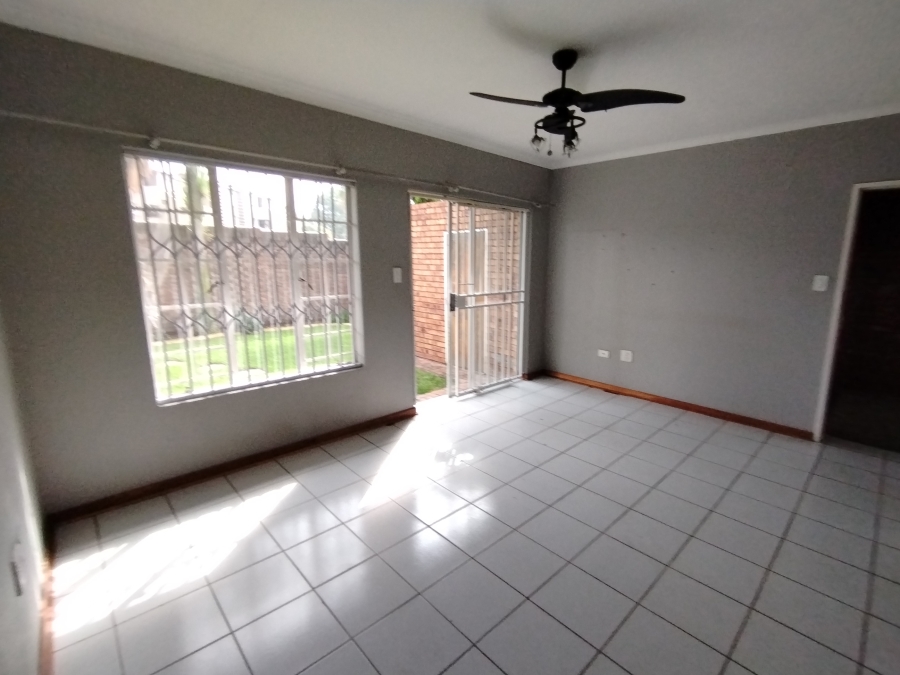To Let 2 Bedroom Property for Rent in Farrarmere Gauteng