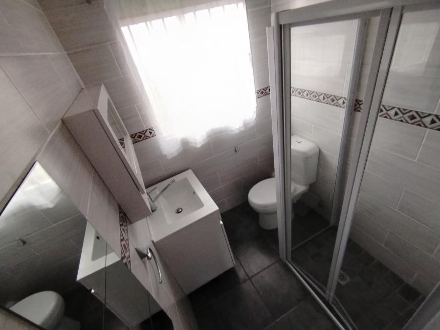 To Let 2 Bedroom Property for Rent in Farrarmere Gauteng