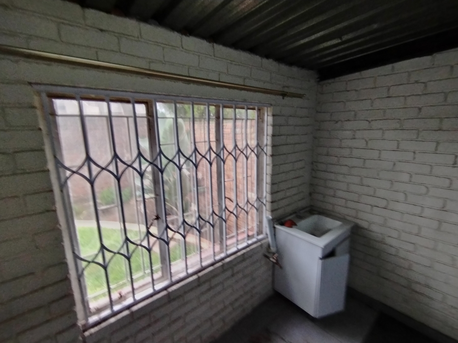 To Let 2 Bedroom Property for Rent in Farrarmere Gauteng