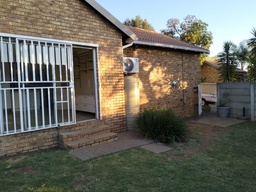 To Let 2 Bedroom Property for Rent in Radiokop Gauteng