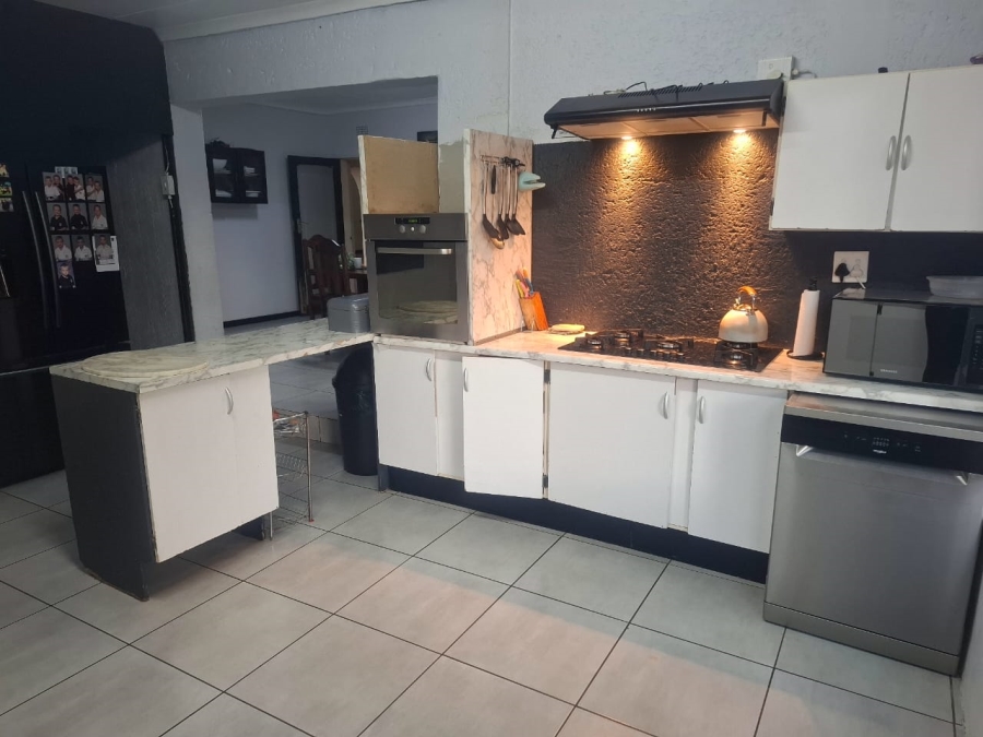 13 Bedroom Property for Sale in Golf View Gauteng