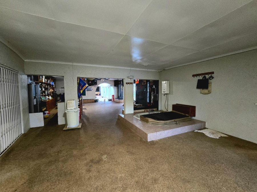 13 Bedroom Property for Sale in Golf View Gauteng