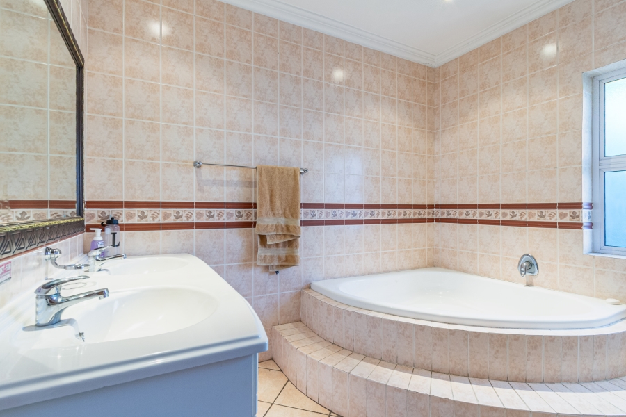 5 Bedroom Property for Sale in Houghton Estate Gauteng