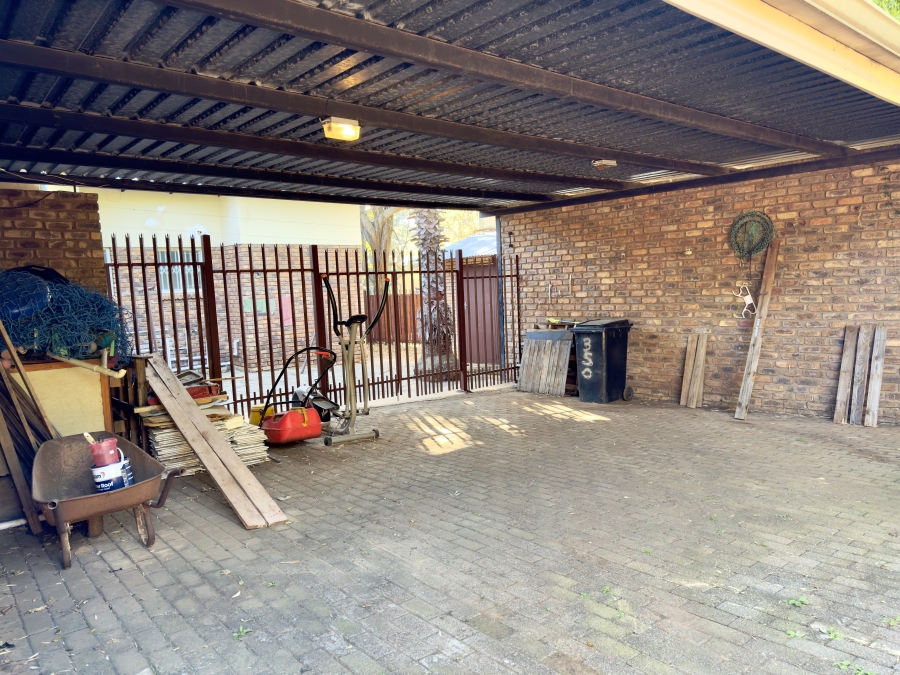 5 Bedroom Property for Sale in Die Wilgers Gauteng