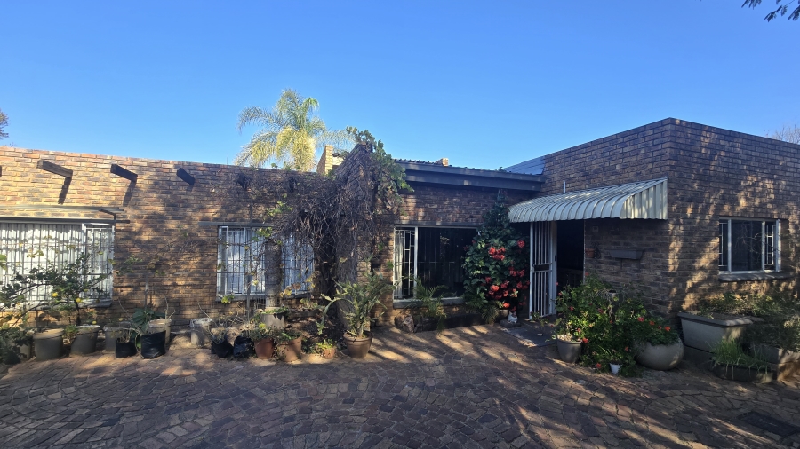 4 Bedroom Property for Sale in Garsfontein Gauteng