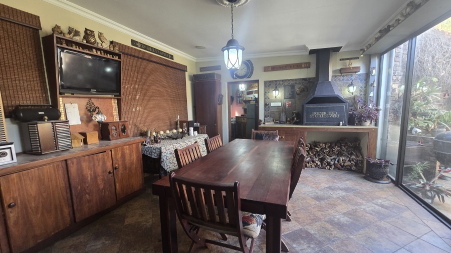 4 Bedroom Property for Sale in Garsfontein Gauteng
