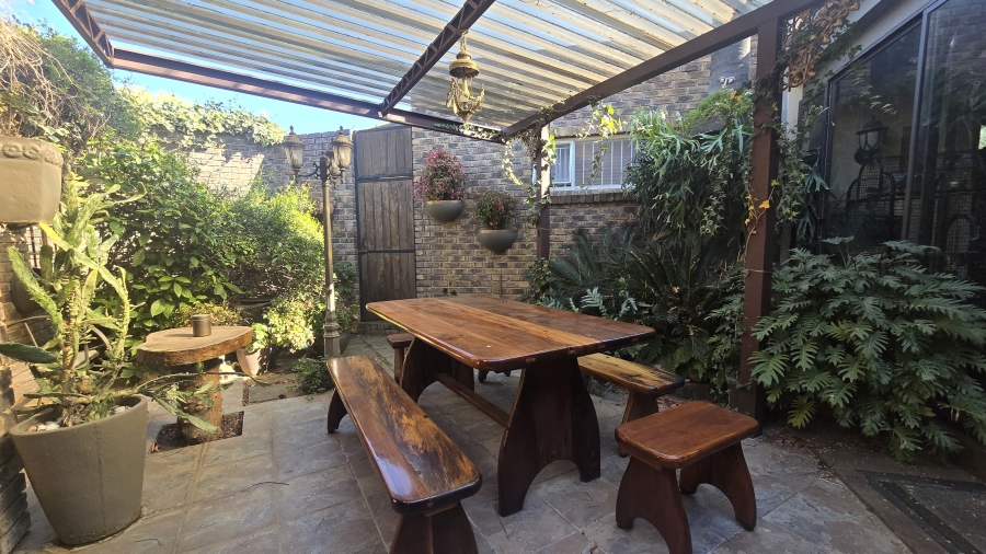 4 Bedroom Property for Sale in Garsfontein Gauteng