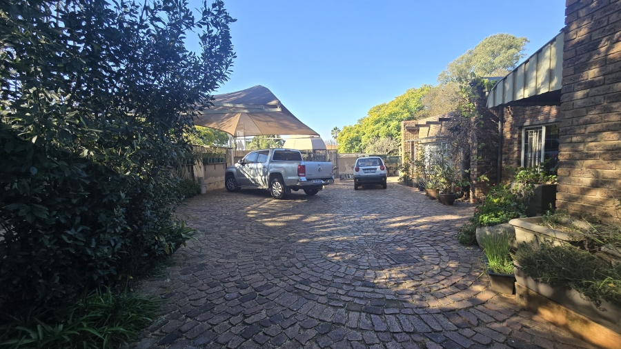 4 Bedroom Property for Sale in Garsfontein Gauteng