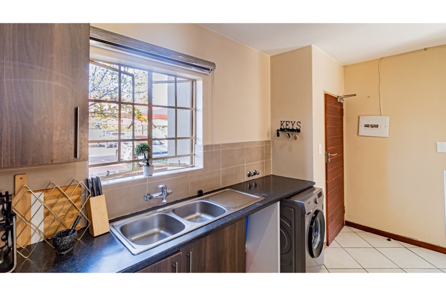 2 Bedroom Property for Sale in Monavoni Gauteng