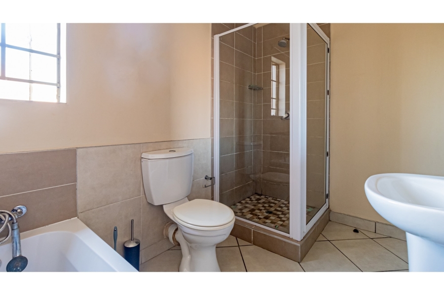 2 Bedroom Property for Sale in Monavoni Gauteng