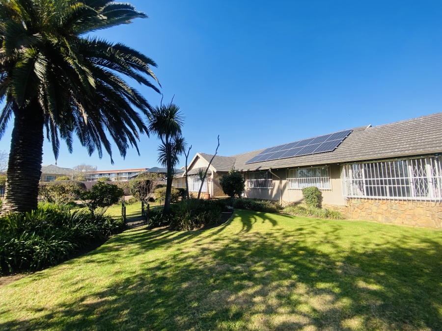 6 Bedroom Property for Sale in Alberante Gauteng