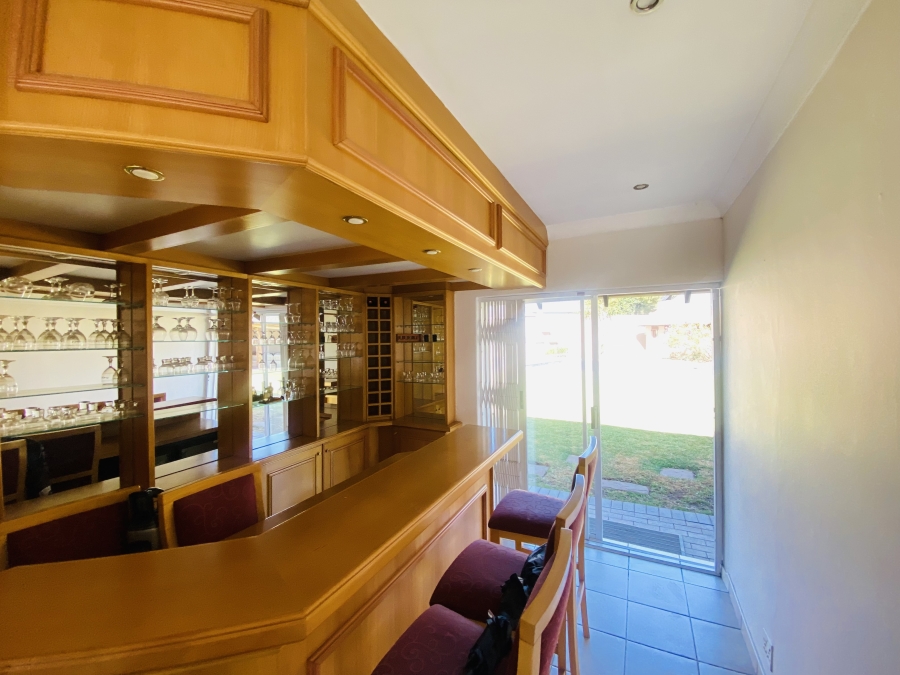 6 Bedroom Property for Sale in Alberante Gauteng