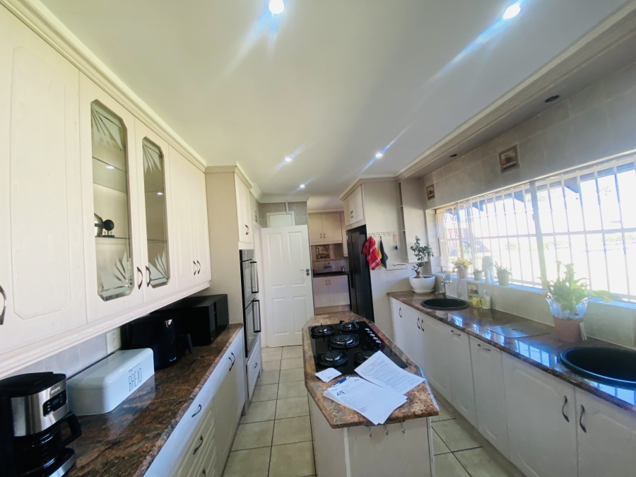 6 Bedroom Property for Sale in Alberante Gauteng