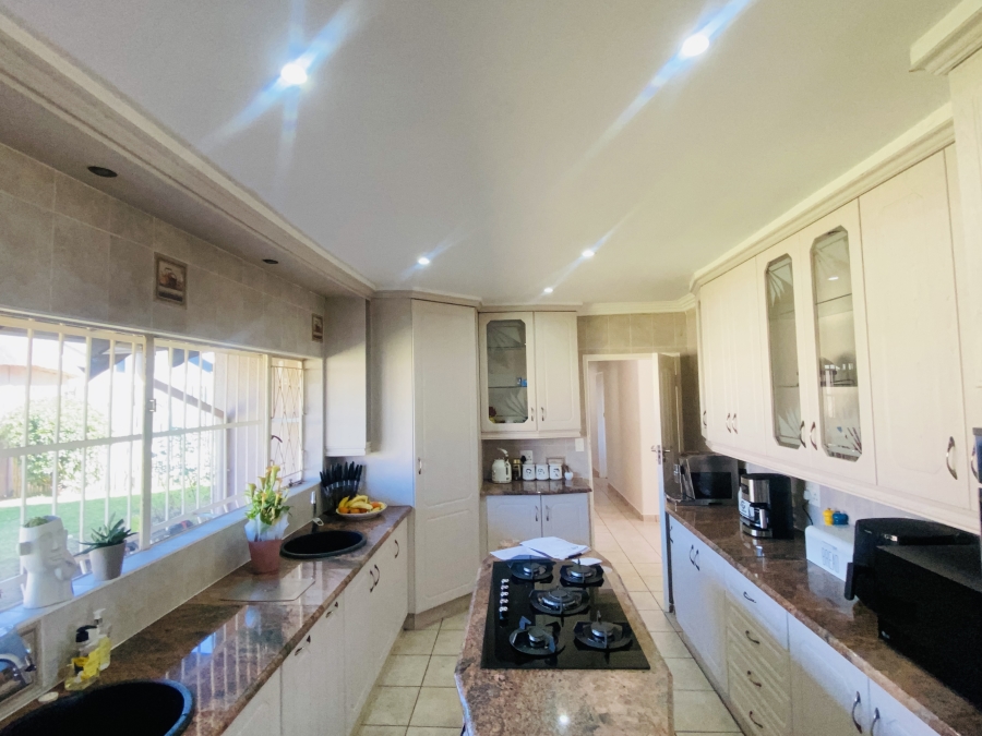 6 Bedroom Property for Sale in Alberante Gauteng