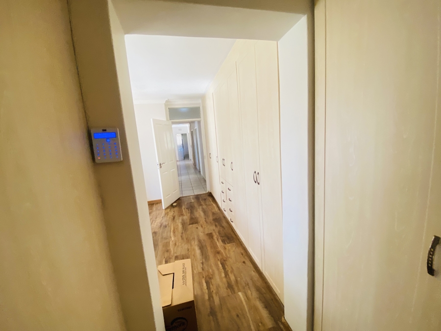 6 Bedroom Property for Sale in Alberante Gauteng