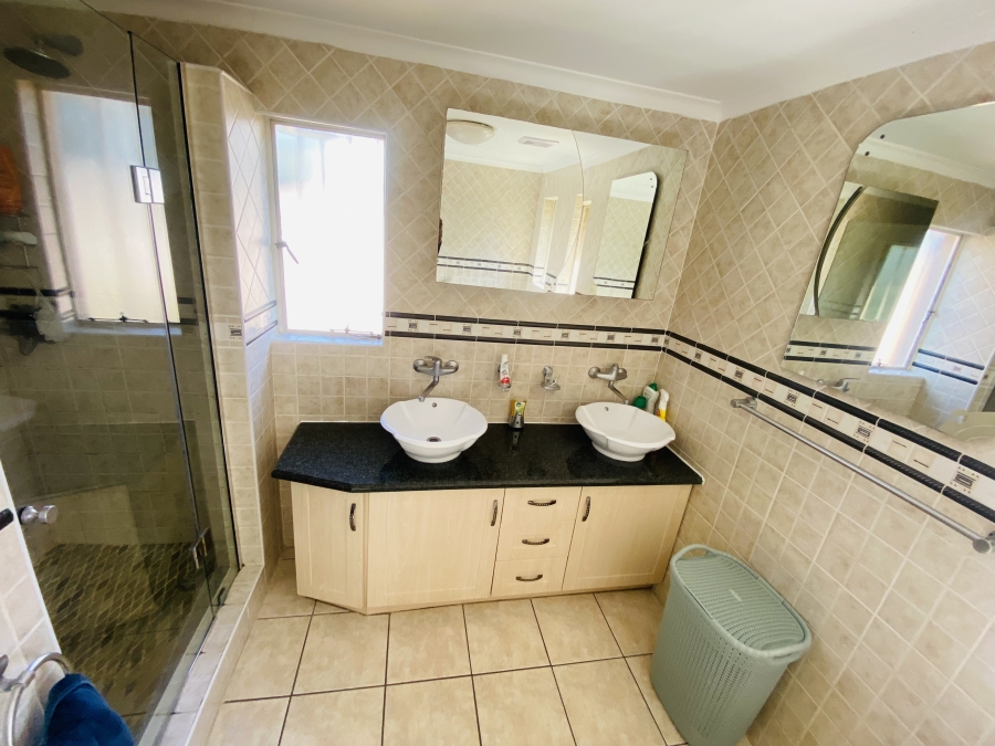 6 Bedroom Property for Sale in Alberante Gauteng