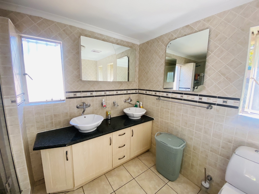 6 Bedroom Property for Sale in Alberante Gauteng