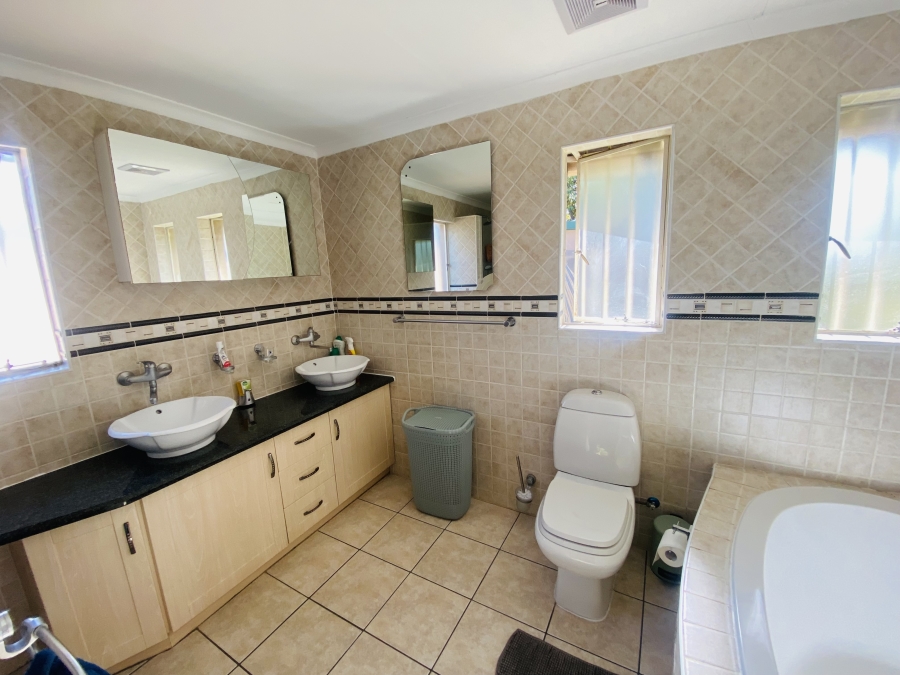 6 Bedroom Property for Sale in Alberante Gauteng