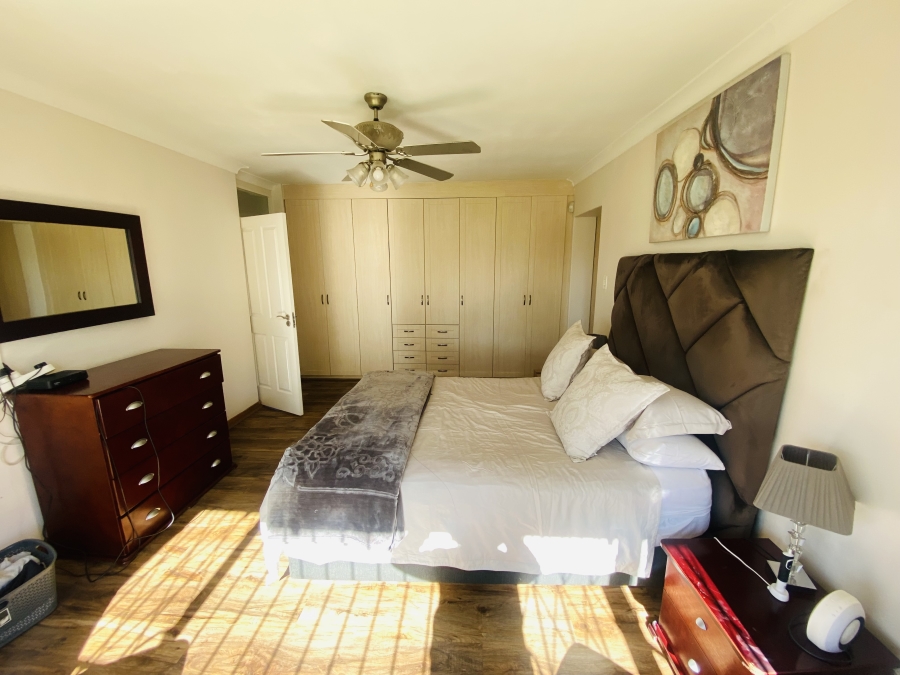 6 Bedroom Property for Sale in Alberante Gauteng