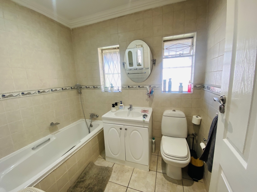 6 Bedroom Property for Sale in Alberante Gauteng
