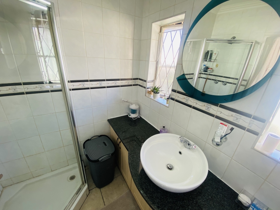 6 Bedroom Property for Sale in Alberante Gauteng