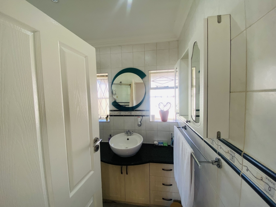 6 Bedroom Property for Sale in Alberante Gauteng