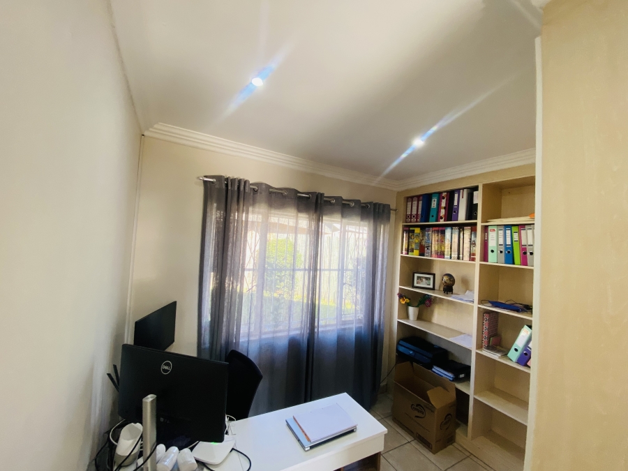 6 Bedroom Property for Sale in Alberante Gauteng