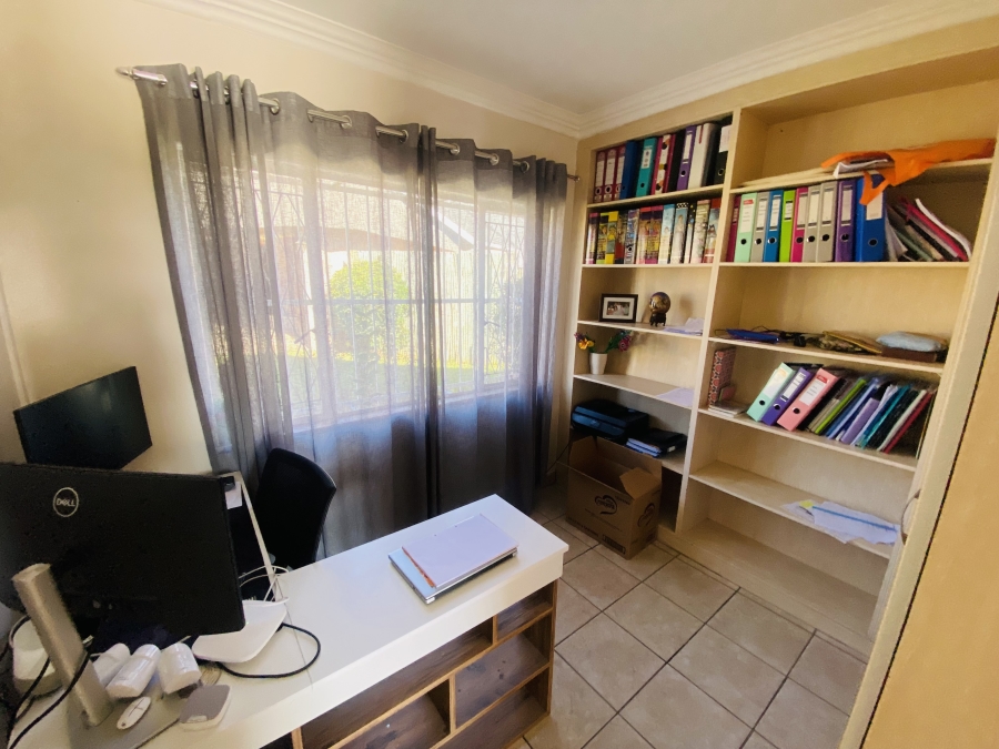 6 Bedroom Property for Sale in Alberante Gauteng