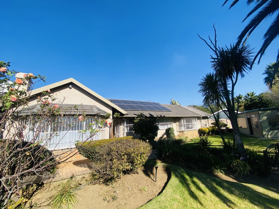 6 Bedroom Property for Sale in Alberante Gauteng