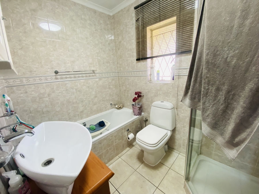 6 Bedroom Property for Sale in Alberante Gauteng