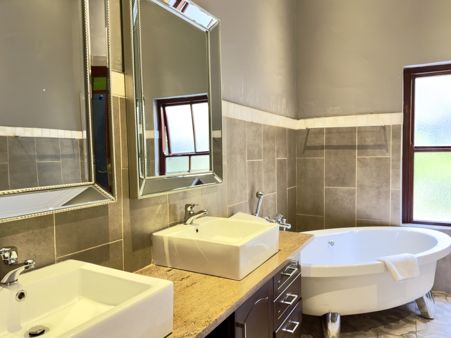 5 Bedroom Property for Sale in Waterkloof Ridge Gauteng