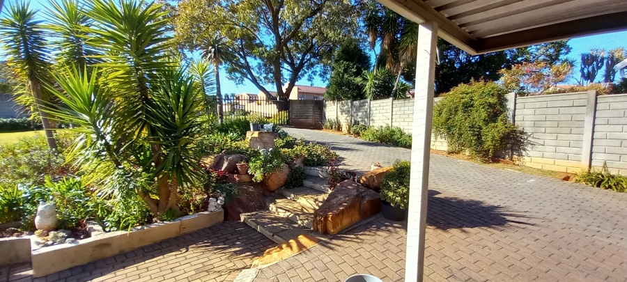 To Let 4 Bedroom Property for Rent in Rant En Dal Gauteng