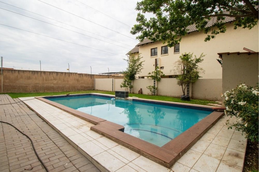 5 Bedroom Property for Sale in Kosmosdal Gauteng