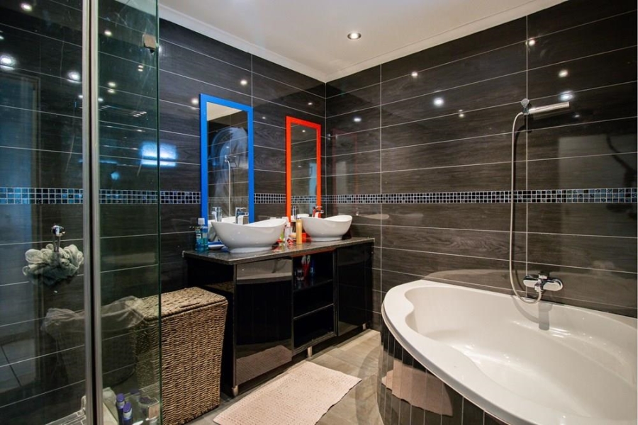 5 Bedroom Property for Sale in Kosmosdal Gauteng