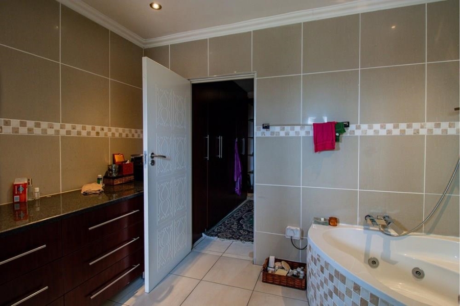 5 Bedroom Property for Sale in Kosmosdal Gauteng