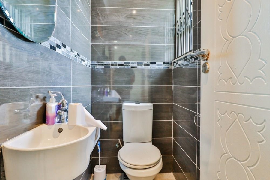 5 Bedroom Property for Sale in Kosmosdal Gauteng